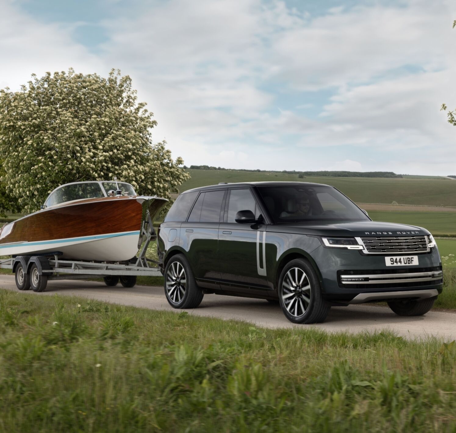 https://autofilter.sk/assets/files/images/range-rover-electric/gallery/RANGE-ROVER-ELECTRIC-TOWING-02-020926.jpg - obrazok
