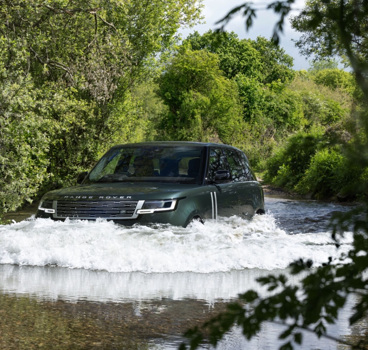https://autofilter.sk/assets/files/images/range-rover-electric/gallery/RANGE-ROVER-ELECTRIC-WADING-020926.jpg - obrazok