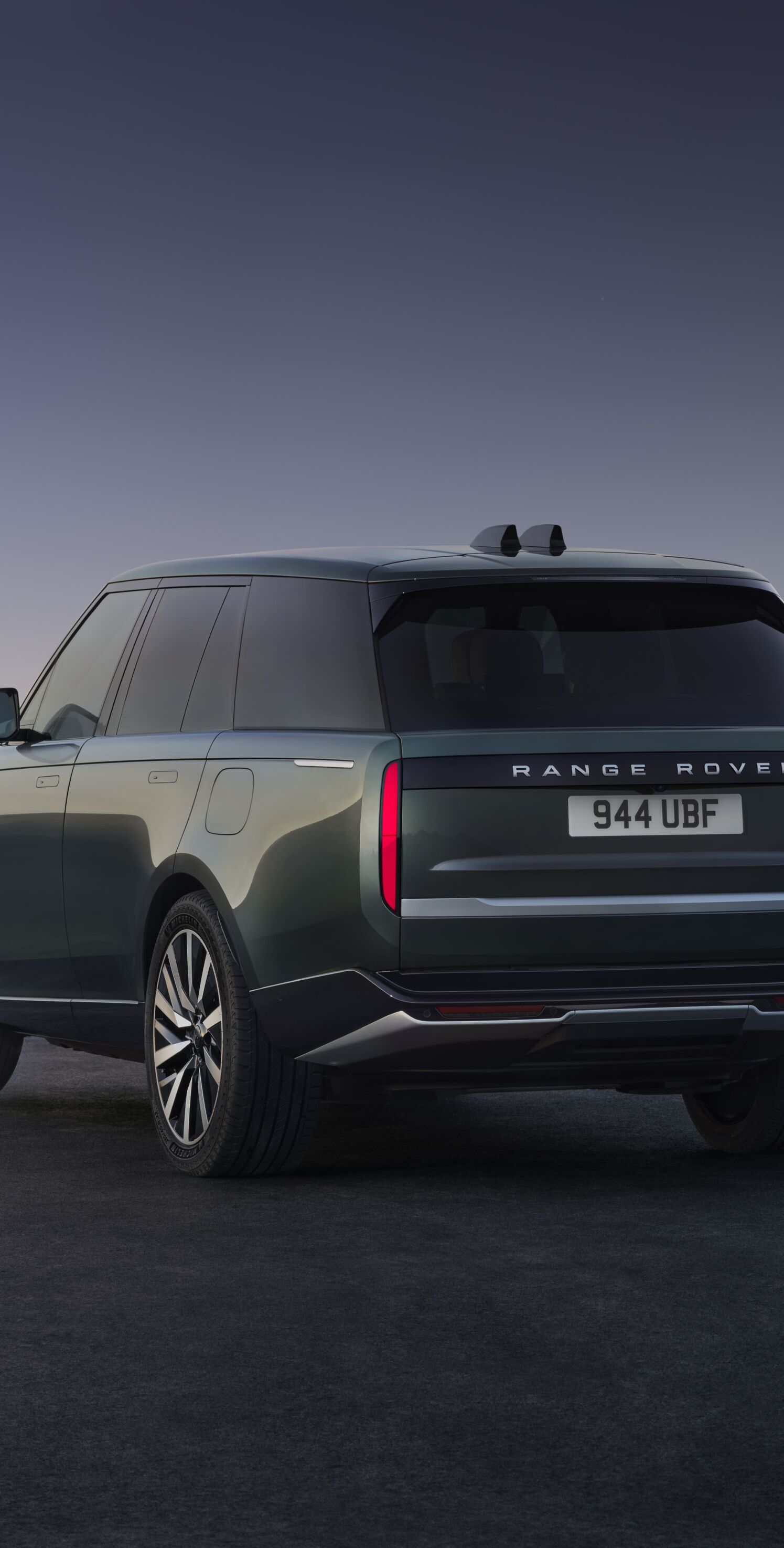 https://autofilter.sk/assets/files/images/range-rover-electric/gallery/RANGE-ROVER-ELECTRIC-REAR-3-4-GREEN-02_09_26_0.jpg - obrazok