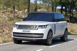 Sedemmiestny Range Rover Long uprednostňuje variabilitu pred veľkým kufrom pri plnej posádke