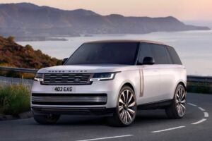 Range Rover Long pridáva priestor zadným cestujúcim, nie ľahšie parkovanie