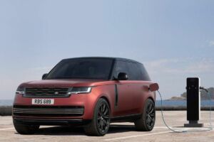 Range Rover PHEV zvládne dlhé elektrické dochádzanie, ak sa pravidelne nabíja