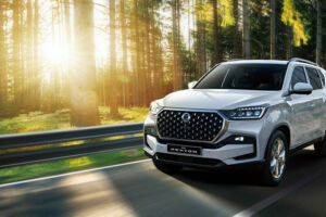Potrebujete sedem miest, rám a silné ťažné auto? KGM Rexton vie všetko naraz