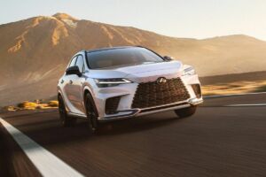 Lexus RX PHEV jazdí potichu, úsporný však bude len pri nabíjaní