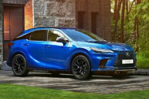 Lexus RX 350h ponúka komfort a veľký kufor. RX 500h je úplne iné auto