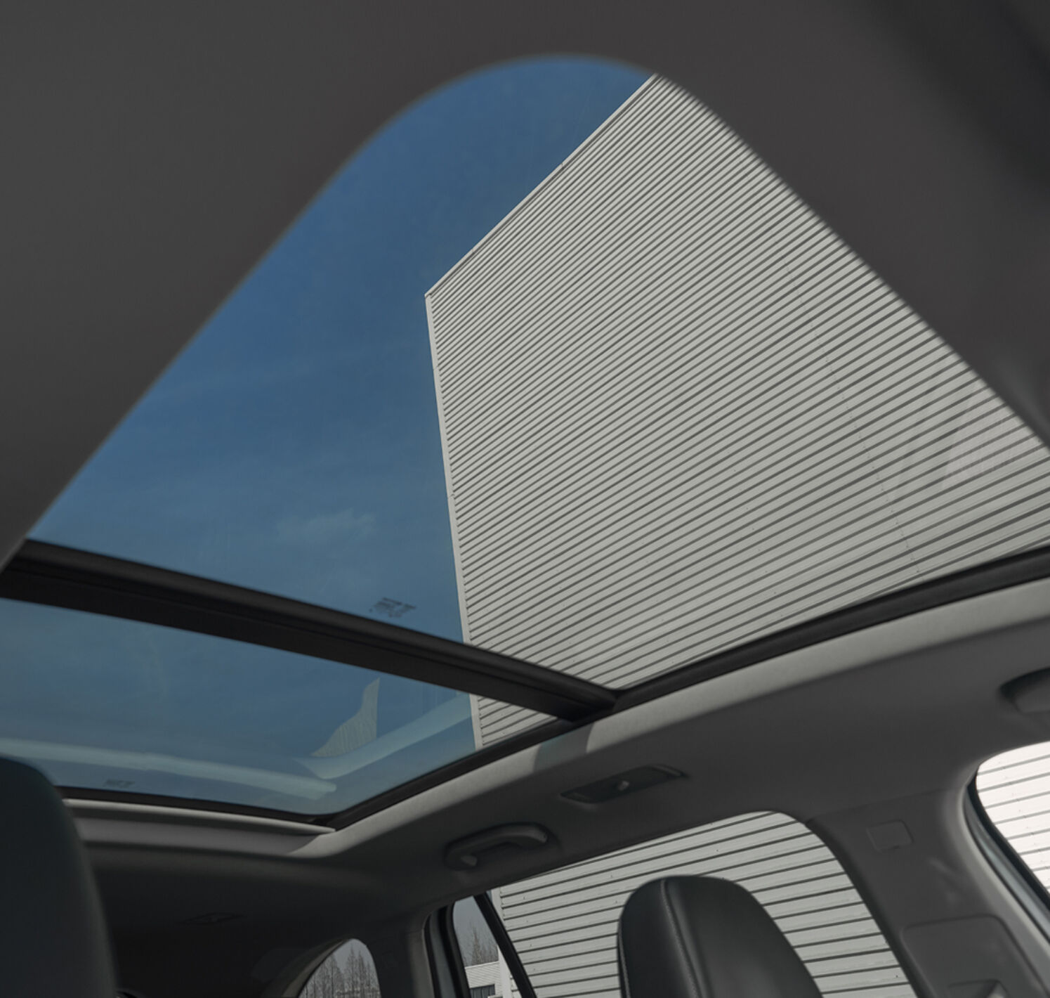 https://autofilter.sk/assets/files/images/s9-phev/gallery/th_1_2_1782115196.jpg - obrazok