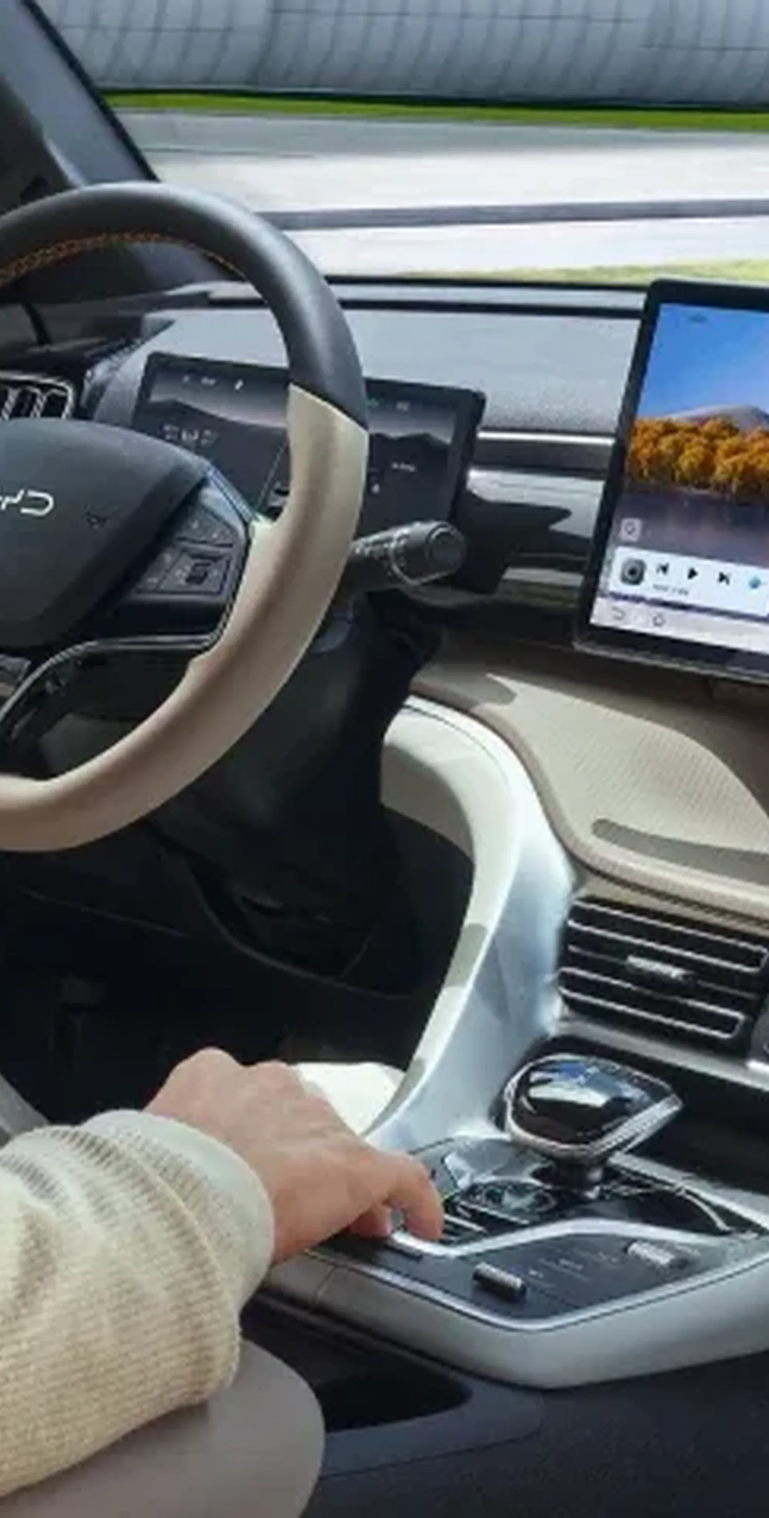 https://autofilter.sk/assets/files/images/sealion-5-dm-i/gallery/byd-sealion5-dmi-interior-04-m.webp - obrazok