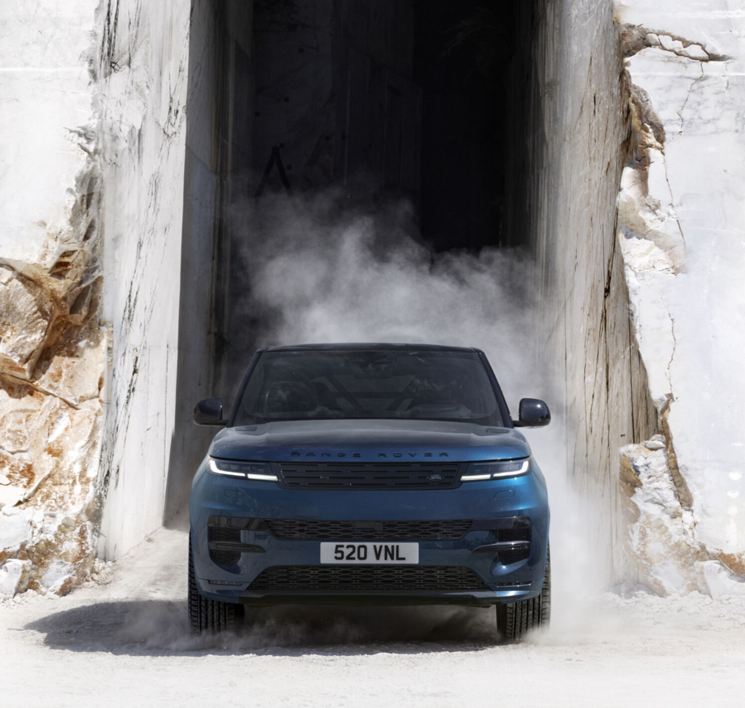 https://autofilter.sk/assets/files/images/sport-electric/gallery/Range-Rover-Sport-Electric-27MY-Carrera-marble-300927.jpg - obrazok