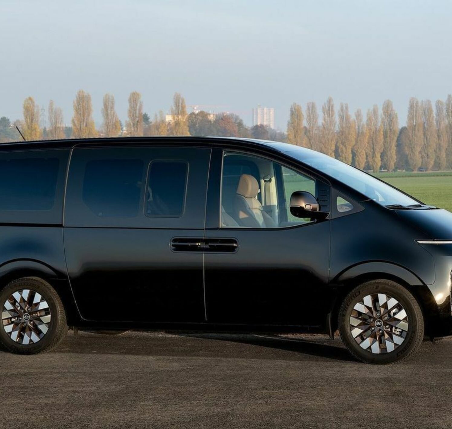 https://autofilter.sk/assets/files/images/staria-hybrid/gallery/Hyundai-staria-2022-19-galeria_2025-04-10-195251_mone.jpg - obrazok