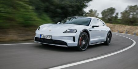 Taycan Cross Turismo rozširuje elektrické GT na horšie cesty obrazok