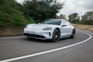 Taycan Cross Turismo rozširuje elektrické GT na horšie cesty