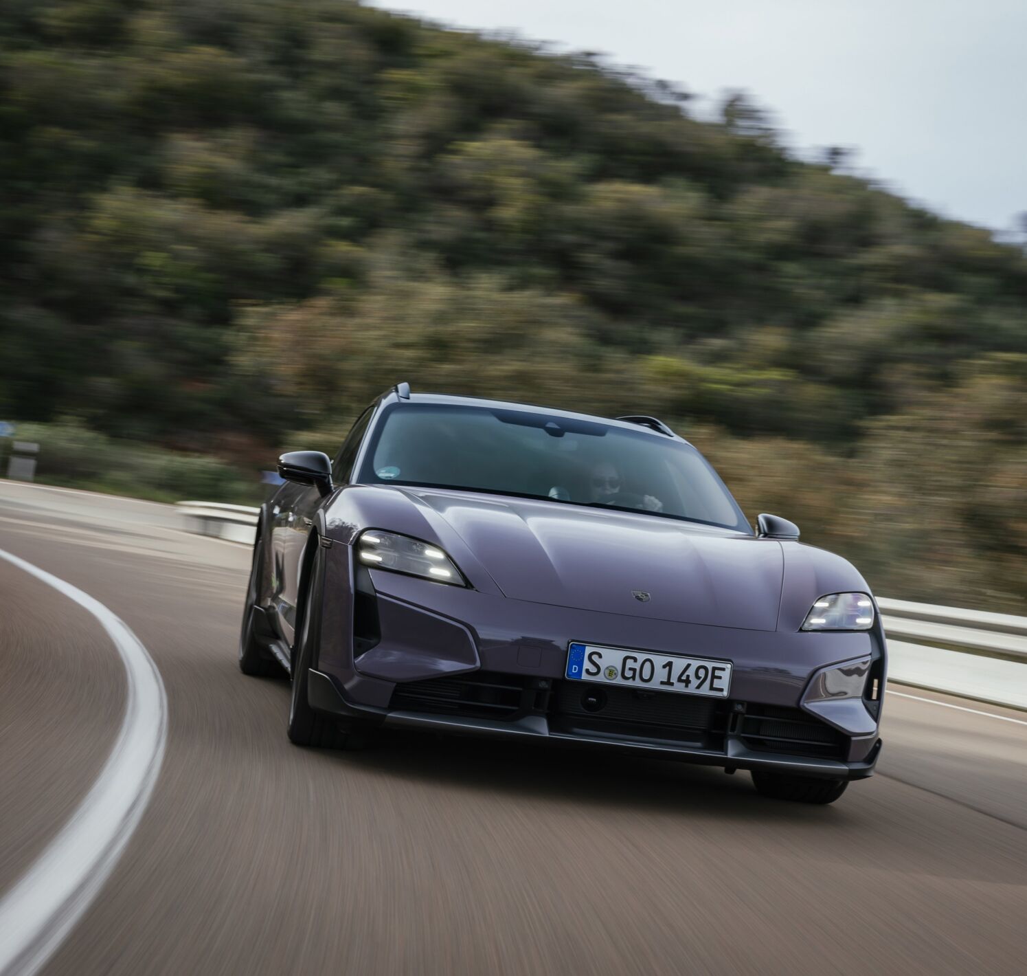 https://autofilter.sk/assets/files/images/taycan-sport-tourismo/gallery/274883_6000x4000.jpg - obrazok