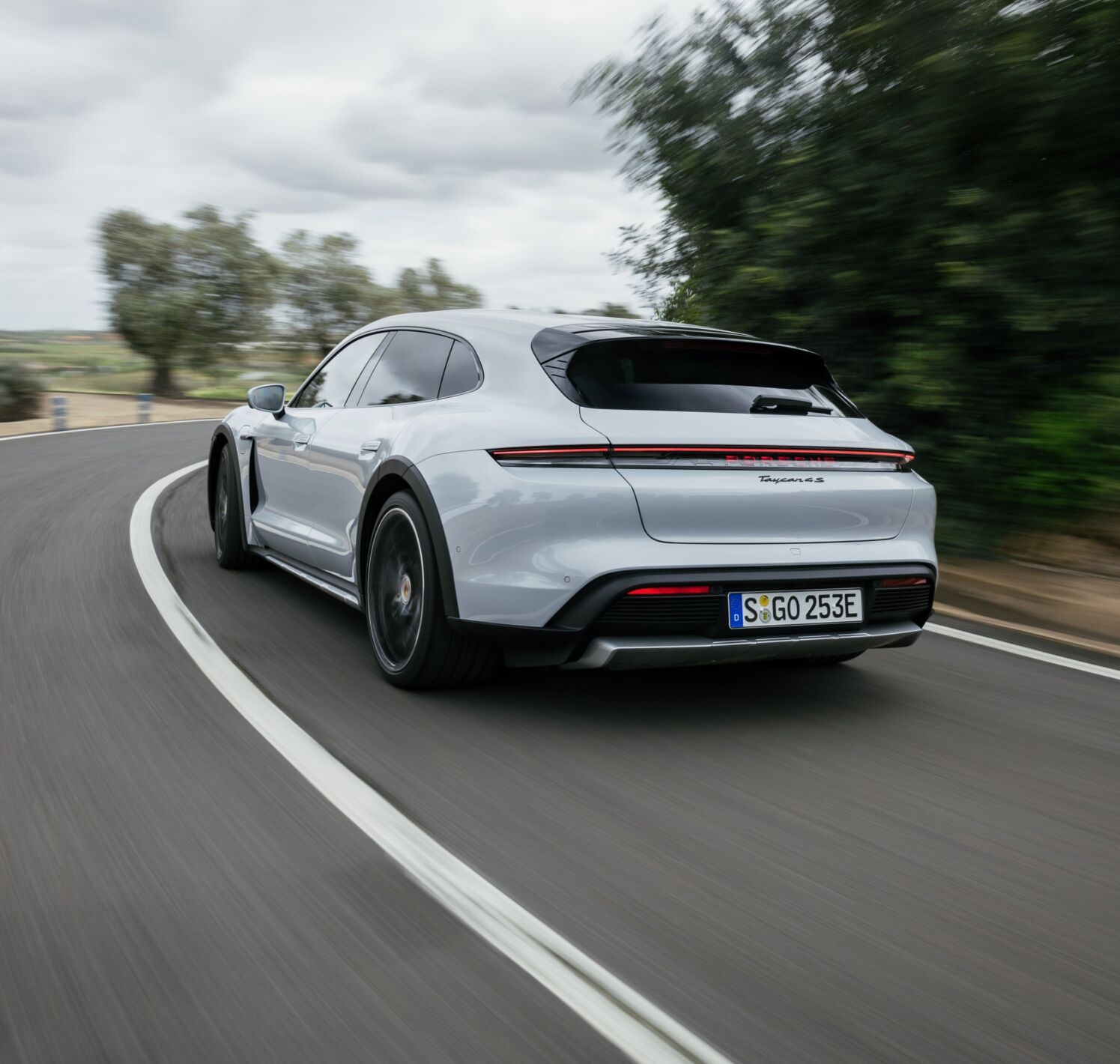 https://autofilter.sk/assets/files/images/taycan-sport-tourismo/gallery/276185_6000x4000.jpg - obrazok