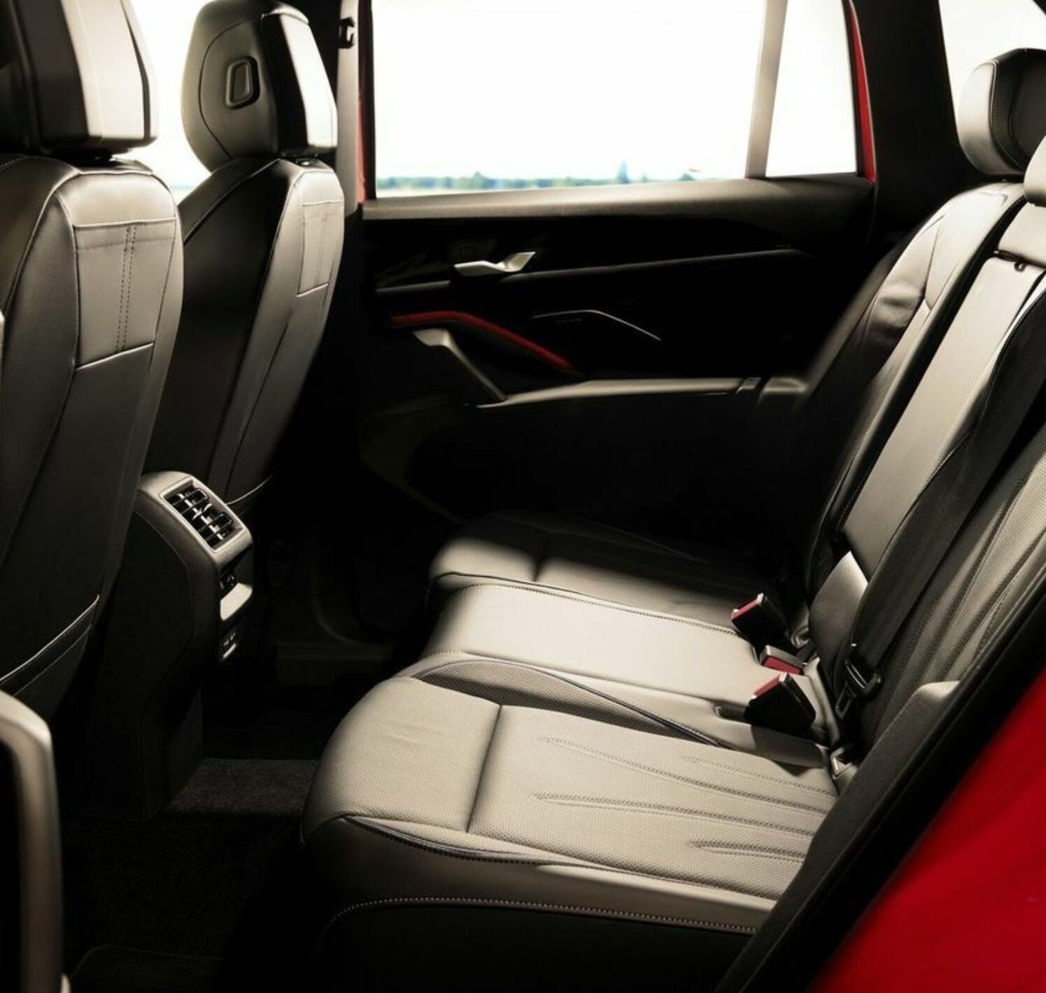 https://autofilter.sk/assets/files/images/tiguan-phev/gallery/Volkswagen-tiguan-2023-24-galeria_2025-04-10-195733_hhtl.jpg - obrazok