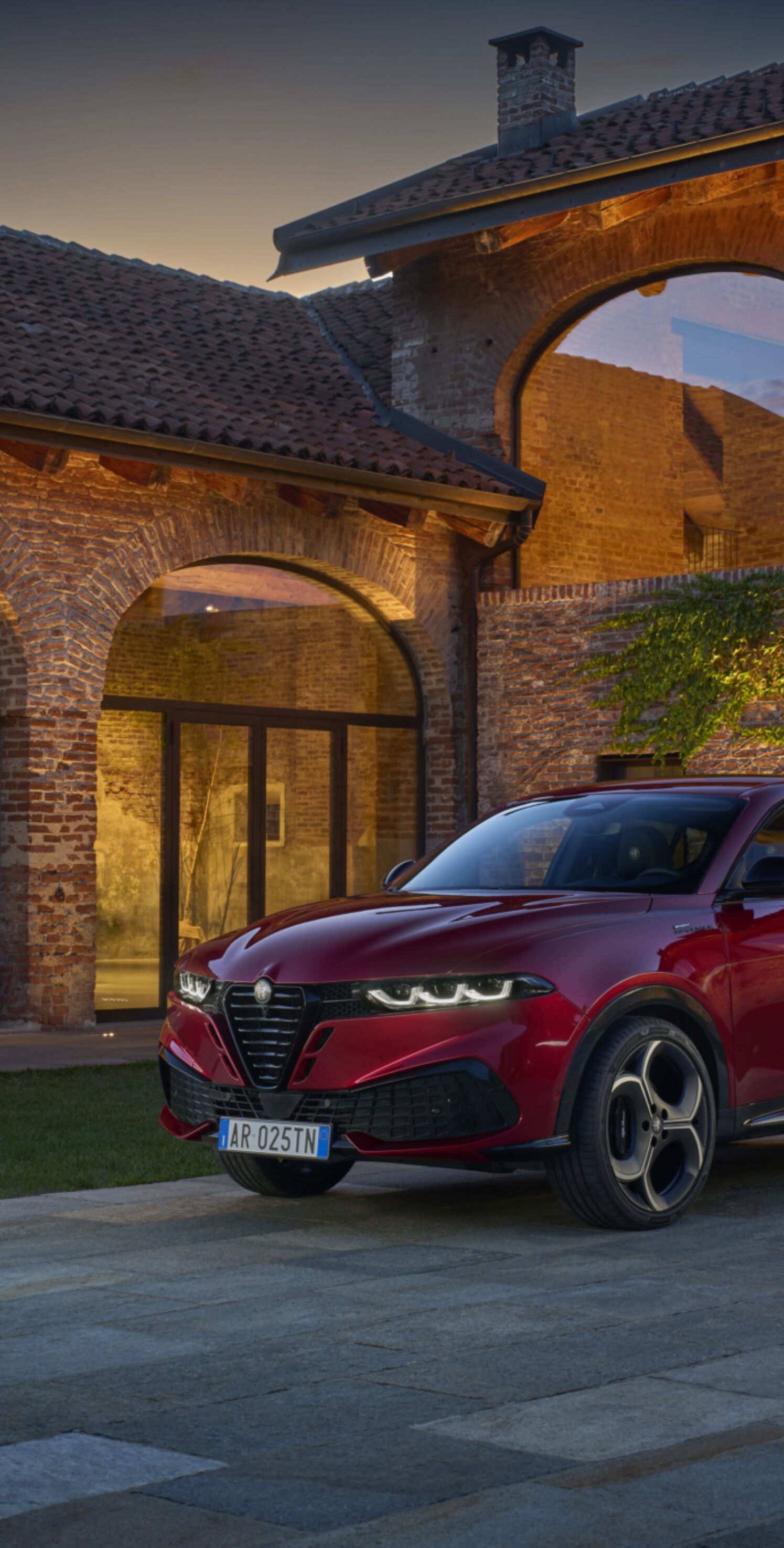 https://autofilter.sk/assets/files/images/tonale-phev/gallery/NEWTONALEPEOPLE.jpg - obrazok