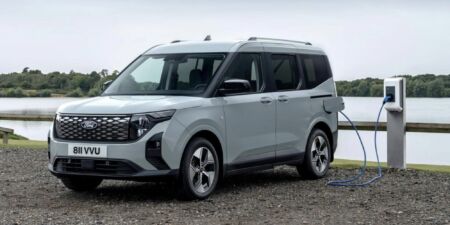 Ford E-Tourneo Courier mení malé rodinné MPV na tichý elektromobil obrazok