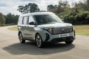 Ford E-Tourneo Courier mení malé rodinné MPV na tichý elektromobil