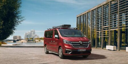 Renault Trafic Combi odvezie deväť ľudí. Pri parkovaní si vypýta rešpekt obrazok