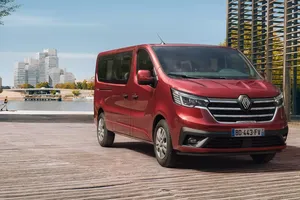 Renault Trafic Combi odvezie deväť ľudí. Pri parkovaní si vypýta rešpekt