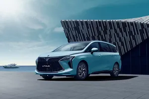 Forthing U-Tour HEV – veľké hybridné MPV so samostatnými sedadlami v druhom rade
