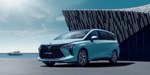 Forthing U-Tour HEV – veľké hybridné MPV so samostatnými sedadlami v druhom rade obrazok