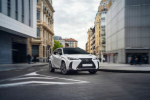Lexus UX 300h je tichší a výkonnejší, kufrom však rodinu neohúri