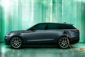 Velar PHEV kombinuje tiché mesto s rýchlym cestovaním, no potrebuje zásuvku