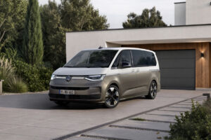 Volkswagen Multivan facelift 2026: modernejší interiér, lepšie svetlá a po novom až osem miest
