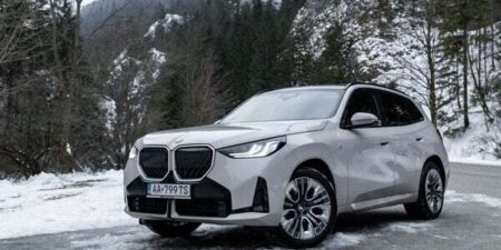 BMW X3 sa od luxusu vracia radšej k jazdným zážitkom   Čítajte viac: https://auto.sme.sk/c/23442625/test-bmw-x3-20d-xdrive-odvazny-za-kazdu-cenu.html obrazok