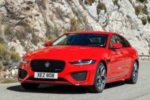Jaguar XE je sedan pre vodiča. Rodinné kompromisy neskrýva obrazok