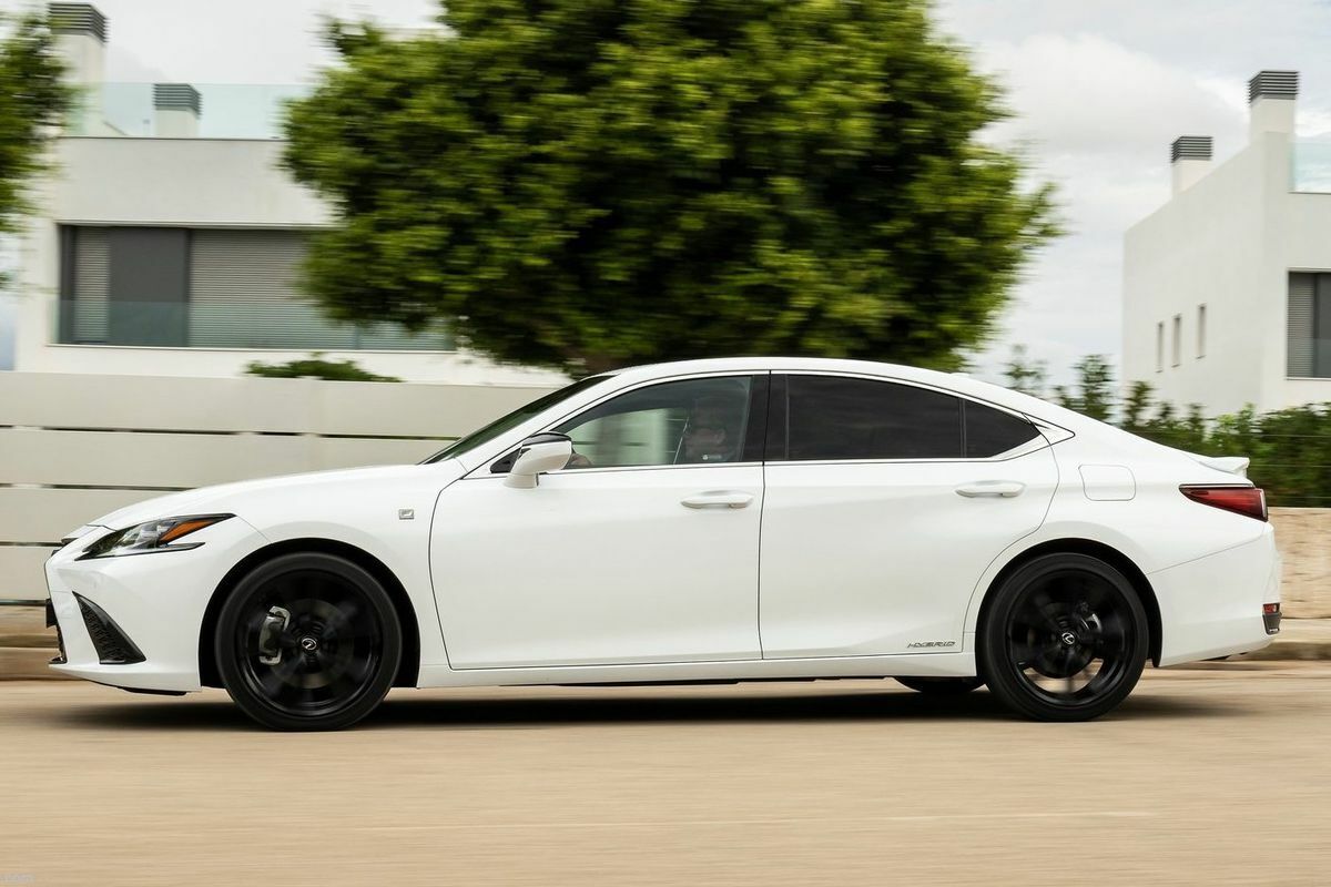 Lexus es 300h 2021 19 galeria