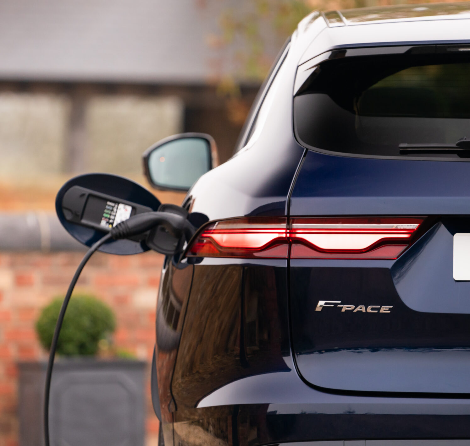 https://autofilter.sk/assets/images/f-pace-phev/gallery/Jag_F-PACE_PHEV_21MY_Portofino_Blue_Charging_Portrait_100321_5804.jpg - obrazok