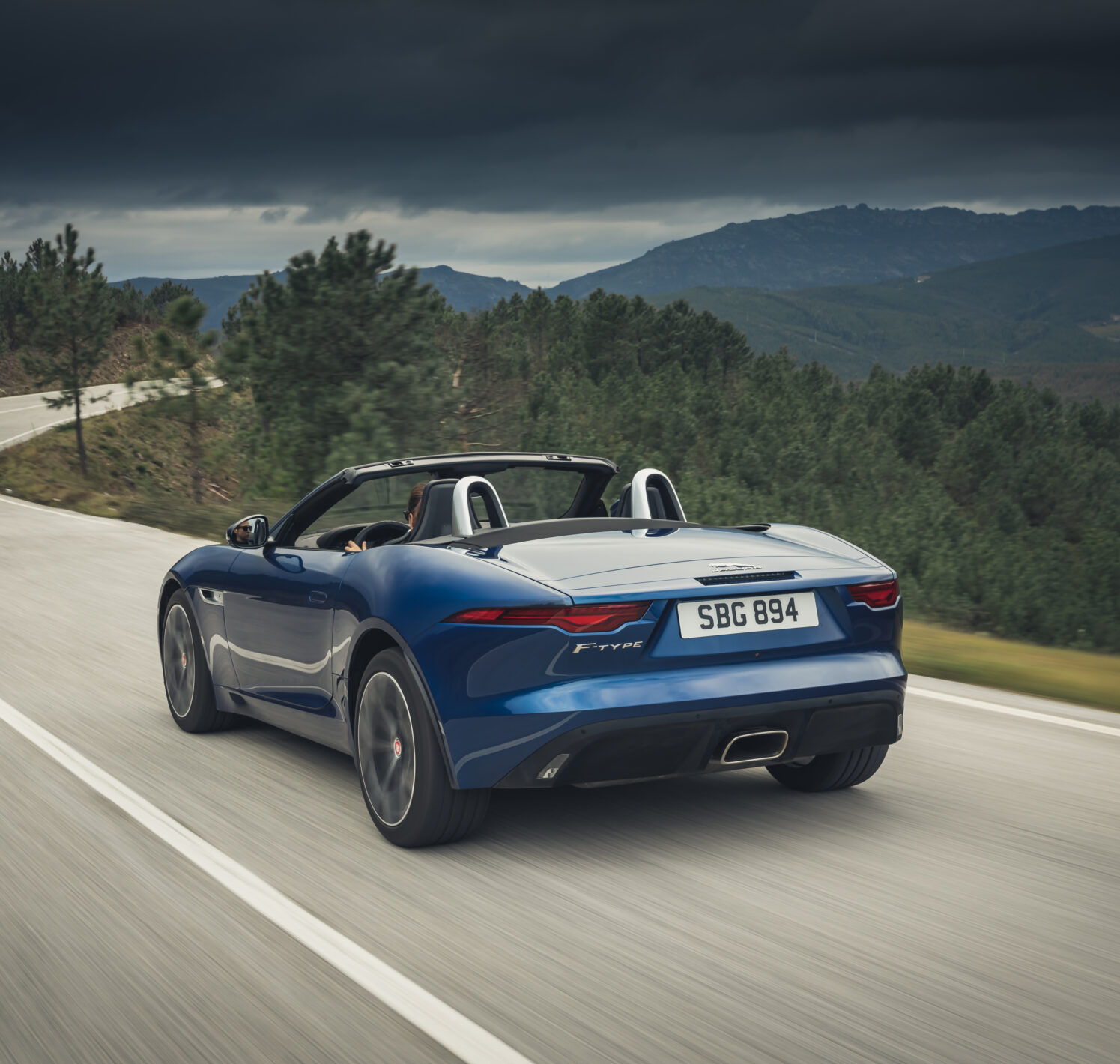 https://autofilter.sk/assets/images/f-type/gallery/New-Jaguar-F-TYPE_P300-Convertible-RWD_Bluefire_0011.jpeg - obrazok