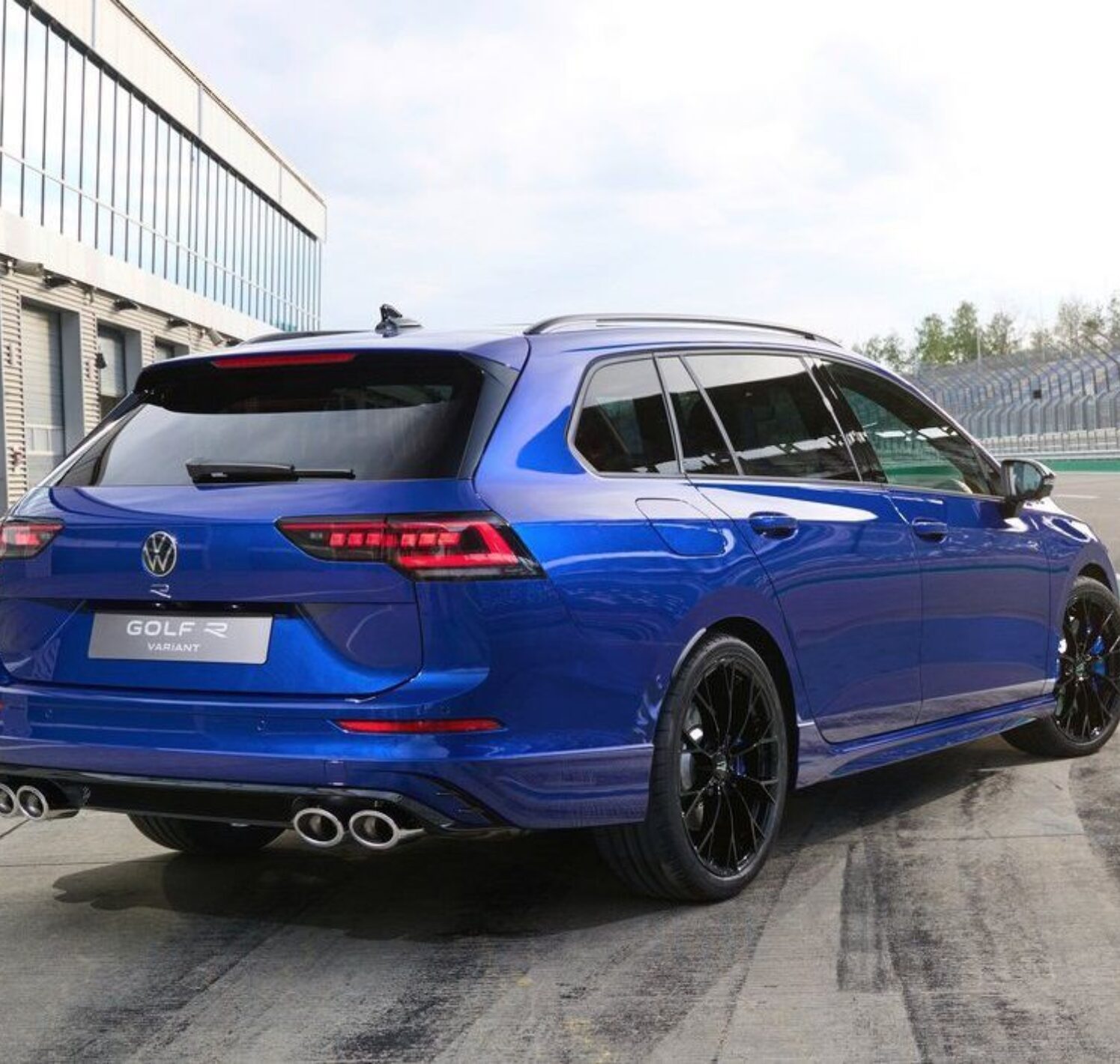 https://autofilter.sk/assets/images/golf-r-variant/gallery/volkswagen-golf-r-variant-2025-8-galeria.jpg - obrazok