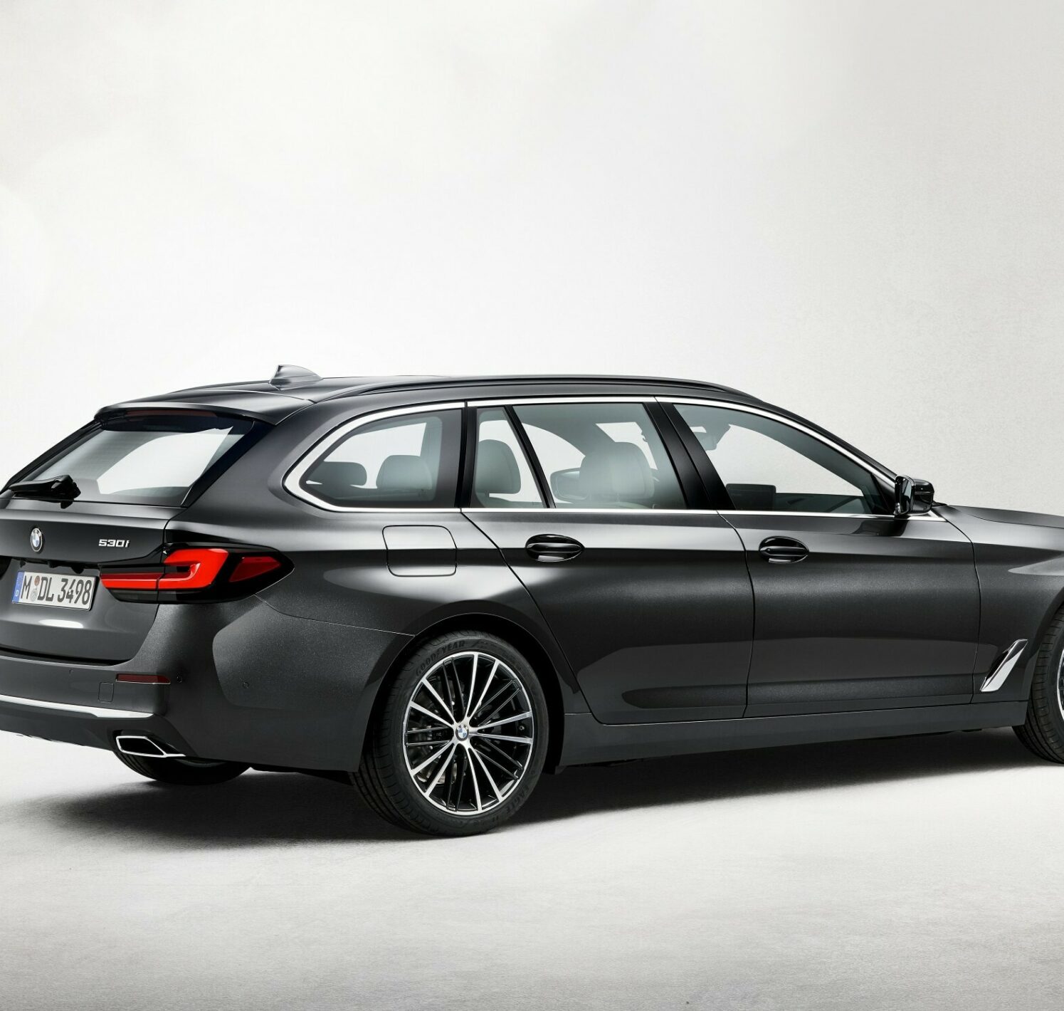 https://autofilter.sk/assets/images/rad-5-touring/gallery/P90389099_lowRes_the-new-bmw-530i-tou-1.jpg - obrazok
