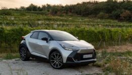 Toyota C-HR s plug-in hybridom je ako dve autá v jednom, ale dáva zmysel? (test)   Čítajte viac: https://auto.sme.sk/c/23369429/test-toyota-c-hr-phev-je-ako-viac-aut-v-jednom.html obrazok