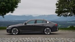 BMW 5: Mníchov predstavuje dva plug-in hybridy. Silnejší dá stovku za 4,3 s obrazok
