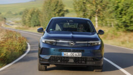 Opel Grandland s dojazdom až 700 km sa chystá do predaja. Spoznali sme aj ceny obrazok