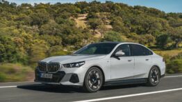 Nové BMW i5 a BMW radu 5 – Výrazný dizajn, nové motory a šesťvalce aj v európskej ponuke obrazok