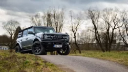 Na terénní Ford Bronco se stojí fronty. Řídili jsme ho a nedivíme se obrazok