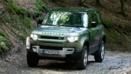 Test: Land Rover Defender 110 – v teréne predátor, na asfalte Range Rover obrazok