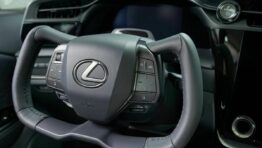 Lexus RZ 450e – zbláznili sa? Naozaj má takýto volant?! obrazok