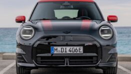 Nové Mini John Cooper Works oficiálne. Dostalo benzín, ale tiež ešte výkonnejší elektrický pohon obrazok