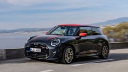 Plne elektrické a so športovým vzhľadom: Nové MINI Cooper SE vo výbave JCW obrazok