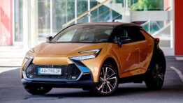 Test: Toyota C-HR 2,0 Hybrid AWD-i – ‘superkupé‘ po japonsky obrazok