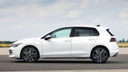 Volkswagen Golf: facelift ôsmej generácie dostal rýchly infotainment a plug-in hybrid s dlhým dojazdom. Zachová si benzín, diesel, 4MOTION aj manuál obrazok